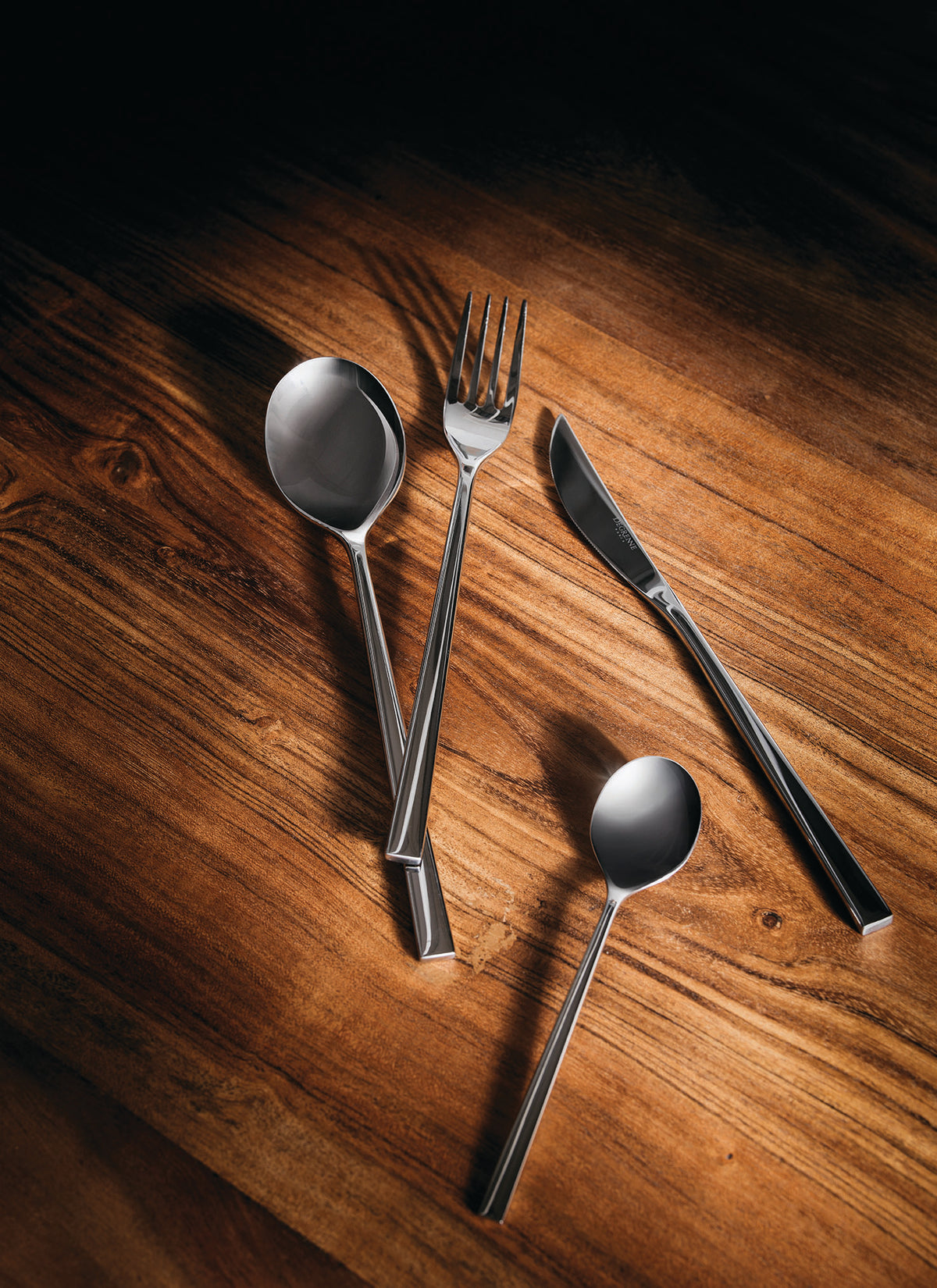 FUSE MIRROR FINISH Box set for 50 place settings solid handle serrated